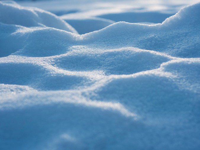 Kuvioita lumessa kevättalvella (Luohua, Suomi)