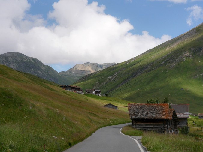 Vuoristotie Sveitsissä